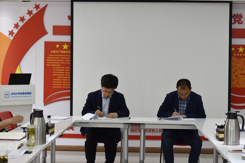 李部长与餐饮服务中心签订委托管理服务协议.jpg