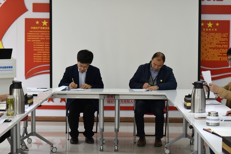 李部长与公共设施中心签订委托管理服务协议.jpg